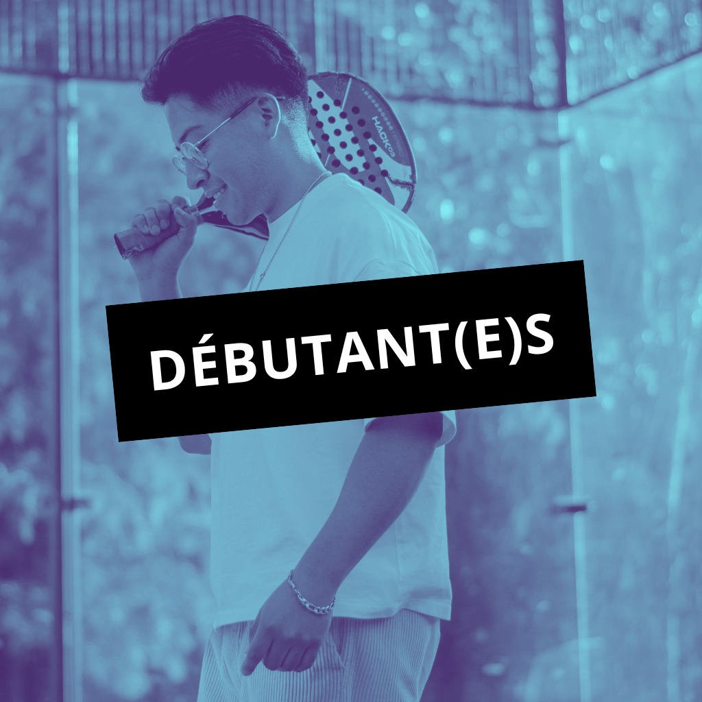 Un joueur débutant le padel dans une ambiance conviviale à Lyon