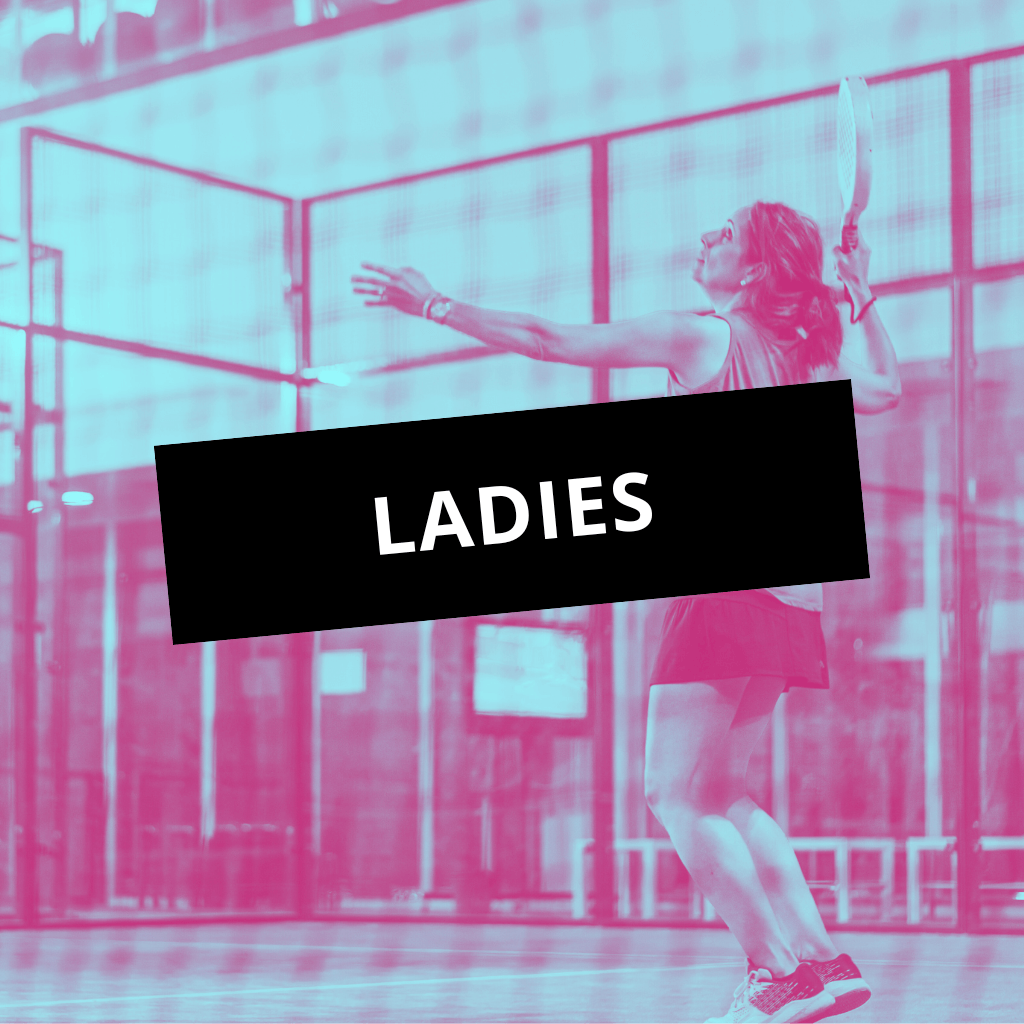 Une joueuse de padel en action sur le court, énergie et convivialité à Lyon