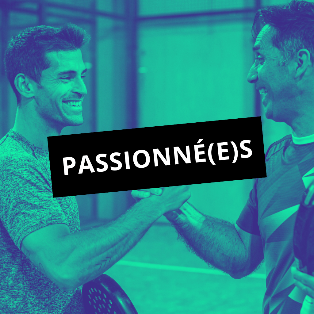 Un match de padel en double masculin, deux équipes s’affrontent sur le court à Lyon